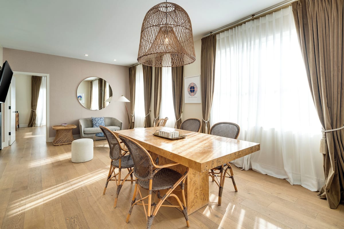 Grand Suite, 1 Katil Raja (King), Balcony | Ruang tamu | 50 inci televisyen skrin rata dengan digital, TV