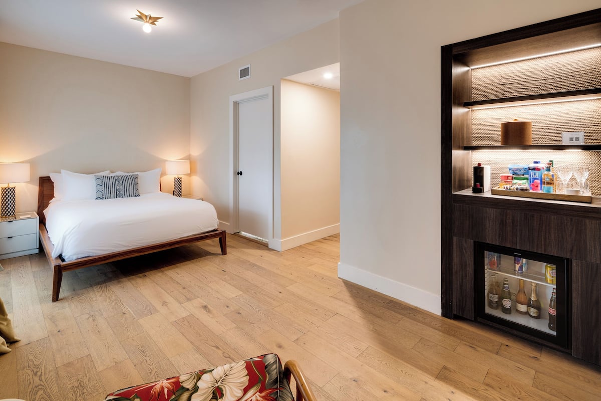 Deluxe Room, 1 Queen Bed | 1 bedroom, Egyptian cotton sheets, premium bedding, pillowtop beds