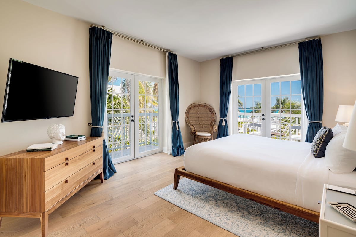 Junior Suite, 1 Katil Raja (King), Balcony, Oceanfront | Cadar kapas Mesir, peralatan tempat tidur premium, tilam berlapik