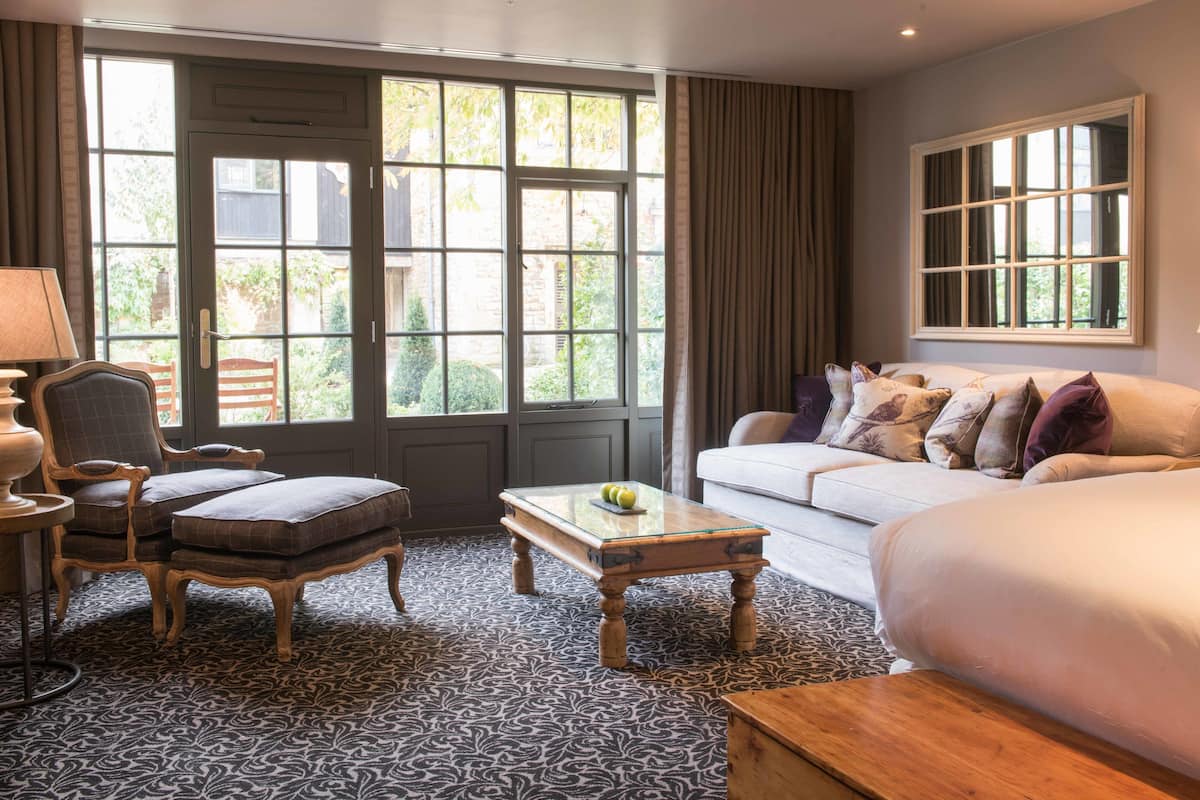 suite (open plan) | in-room safe, individually decorated, desk, iron/ironing board