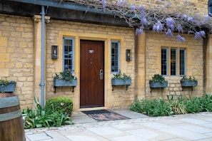 Courtyard Classic | In-room safe, individually decorated, desk, iron/ironing board