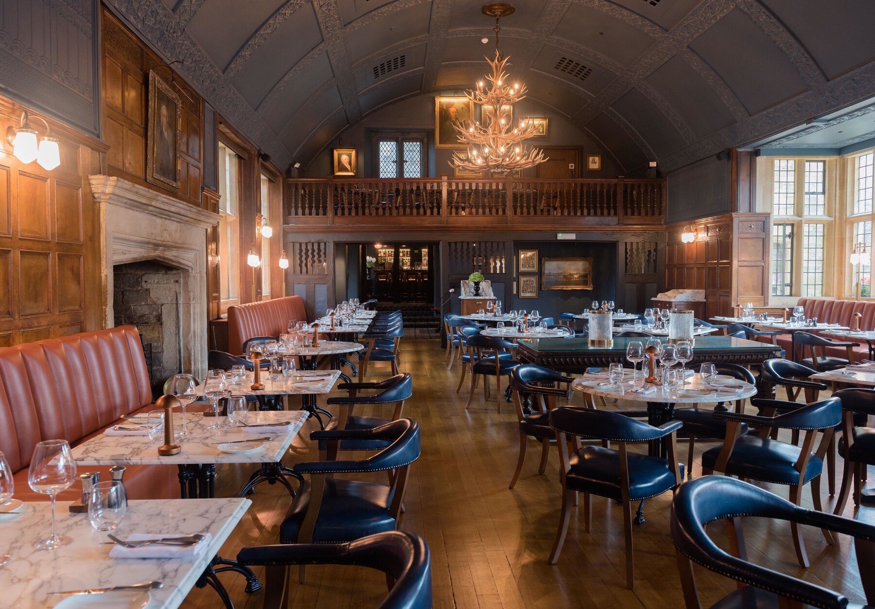 2 restaurants; breakfast, lunch and dinner served 