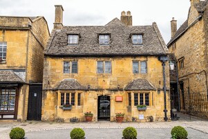 2 restaurants, breakfast, lunch, dinner served; Modern European cuisine