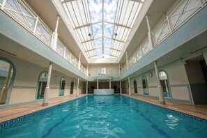 Innendørsbasseng og solsenger