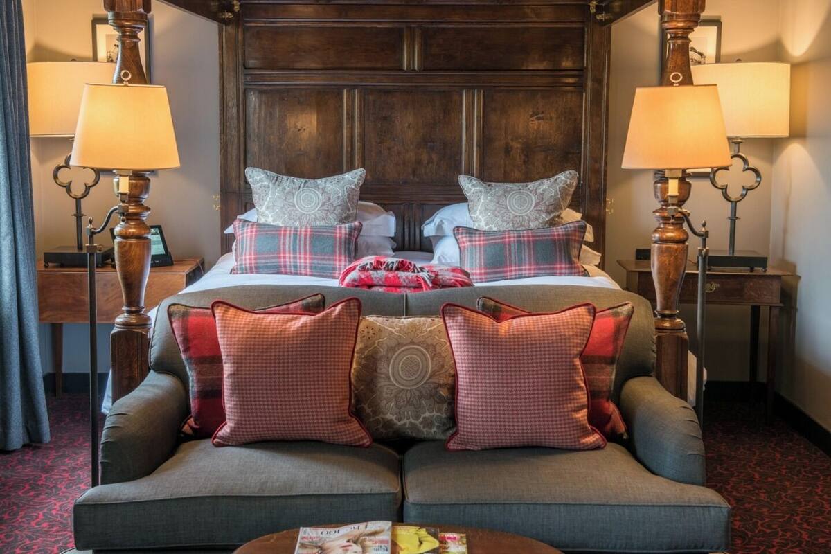 Suite (Cottage, Four Poster) | In-room safe, desk, iron/ironing board, cribs (free)