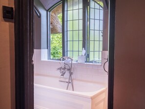 Klassieke kamer (Cottage) | Badkamer | Een bad/douchecombinatie, designer toiletartikelen, een haardroger