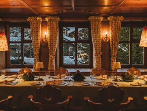 2 restaurants, serveren ontbijt, diner, lokale gerechten