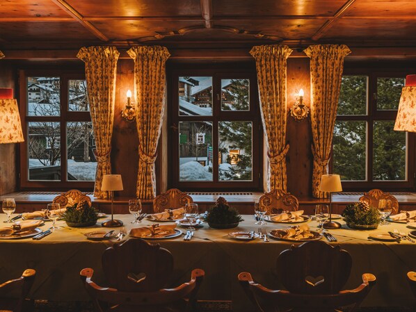 2 restaurantes, se sirven desayunos, cenas y cocina local