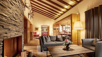 Suite, Kamin, Talblick | Wohnbereich | Fernseher, DVD-Player, Bücher, Pay-TV