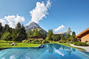 Una piscina techada, una piscina al aire libre