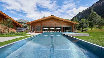 Innendørsbasseng, utendørsbasseng og solsenger