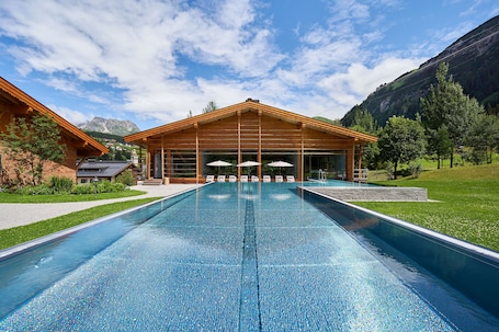Indoor pool, outdoor pool, pool loungers. Gasthof Post