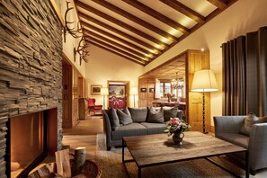 Suite, chimenea, vista al valle | Sala de estar | Televisión, reproductor de DVD y películas con cargo 