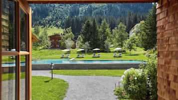 Innenpool, Außenpool, Liegestühle