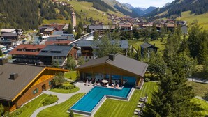 Un resort con piscina, sala de estar para huéspedes y vistas a la montaña.