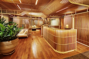 Parihoitohuone(ita), sauna, höyrysauna, vartalohoitoja, aromaterapiaa