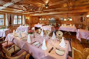 2 restaurants, breakfast, dinner served; local cuisine