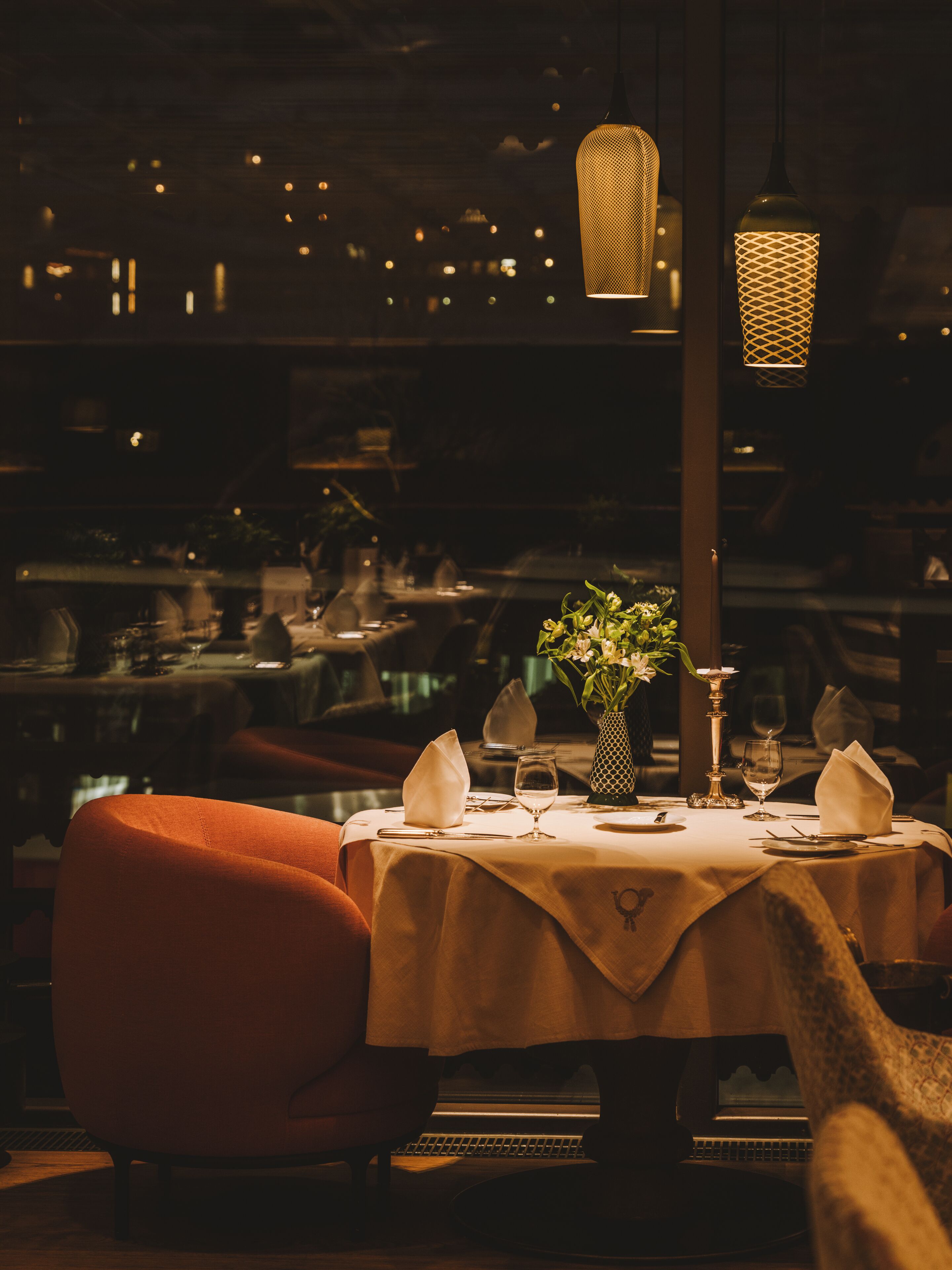 2 restaurants; breakfast and dinner served