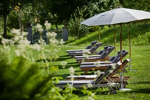 Piscine couverte, piscine extérieure, chaises longues