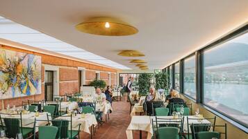 2 restaurants; lunch and dinner served