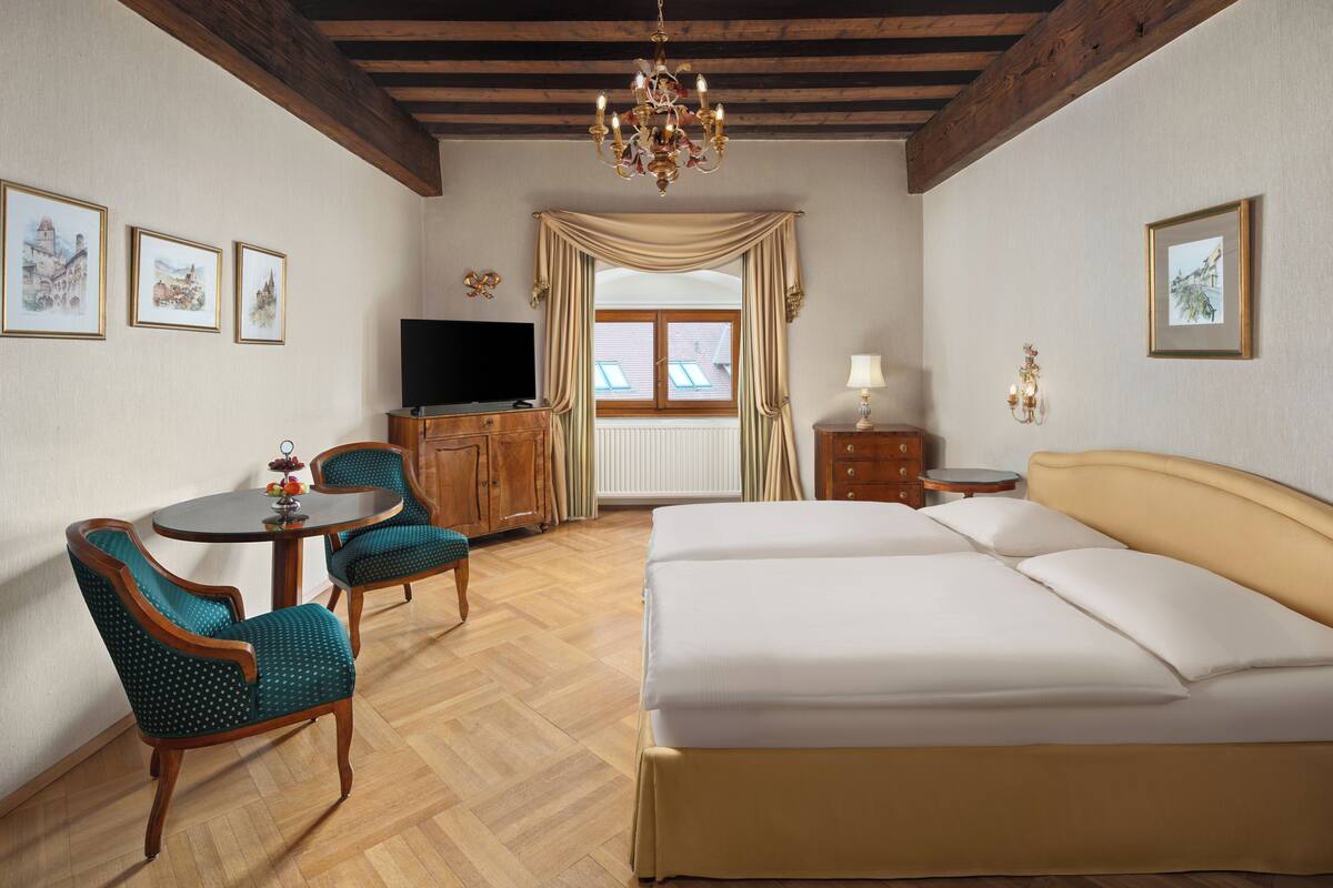 Basic-Doppelzimmer, Stadtblick | Italienische Bettbezüge von Frette, hochwertige Bettwaren, Minibar