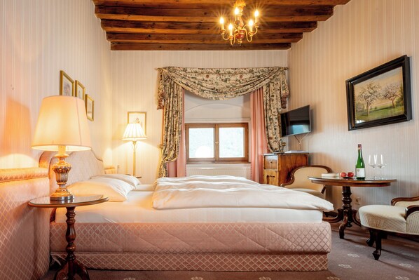 Habitación doble Deluxe, vista al río | 1 habitación, sábanas italianas Frette y ropa de cama de alta calidad 