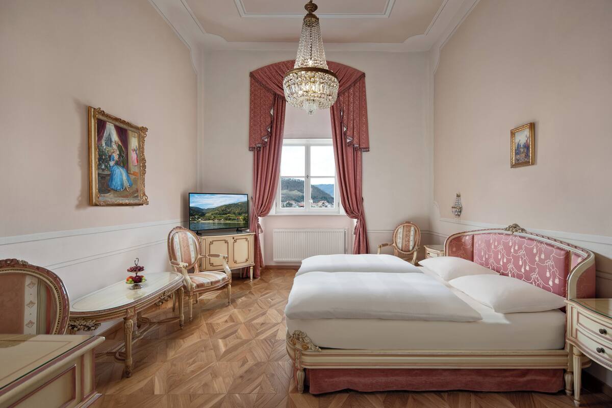 Deluxe-Doppelzimmer, Flussblick | Italienische Bettbezüge von Frette, hochwertige Bettwaren, Minibar