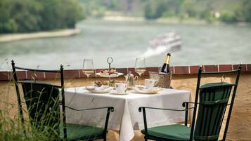 2 Restaurants; Mittagessen und Abendessen werden serviert