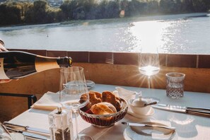 2 restaurants; lunch and dinner served  - Hotel Schloss Durnstein (Durnstein)