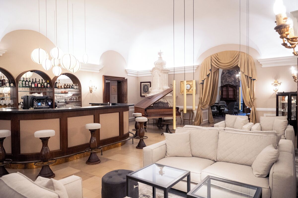Lobby lounge