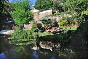 Piscine intérieure, piscine extérieure, chaises longues