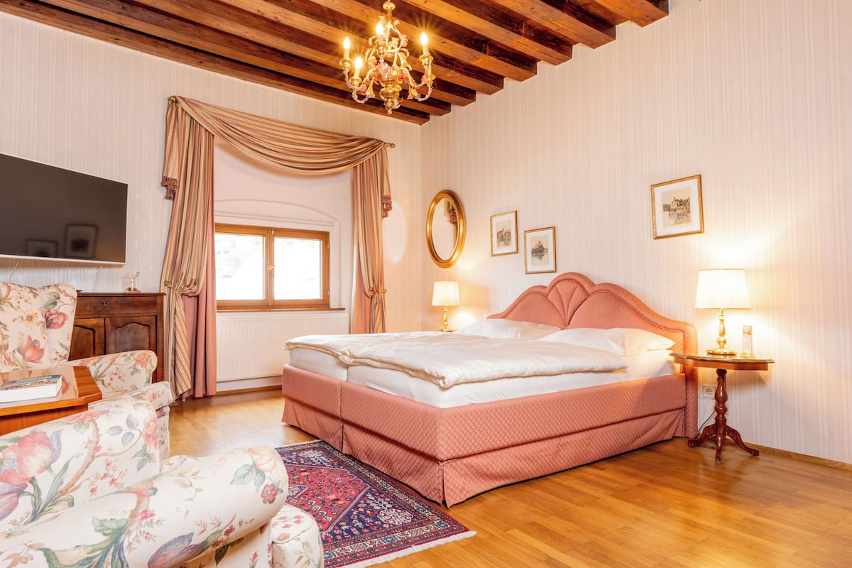 Eenvoudige tweepersoonskamer, uitzicht op stad | 1 slaapkamer, Italiaanse Frette-lakens, luxe beddengoed, een minibar