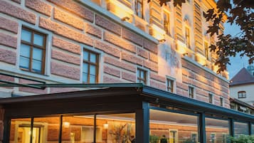 2 restaurants, lunch, dinner served; Modern European cuisine