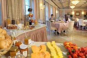 Desayuno continental diario (EUR 32 por persona)