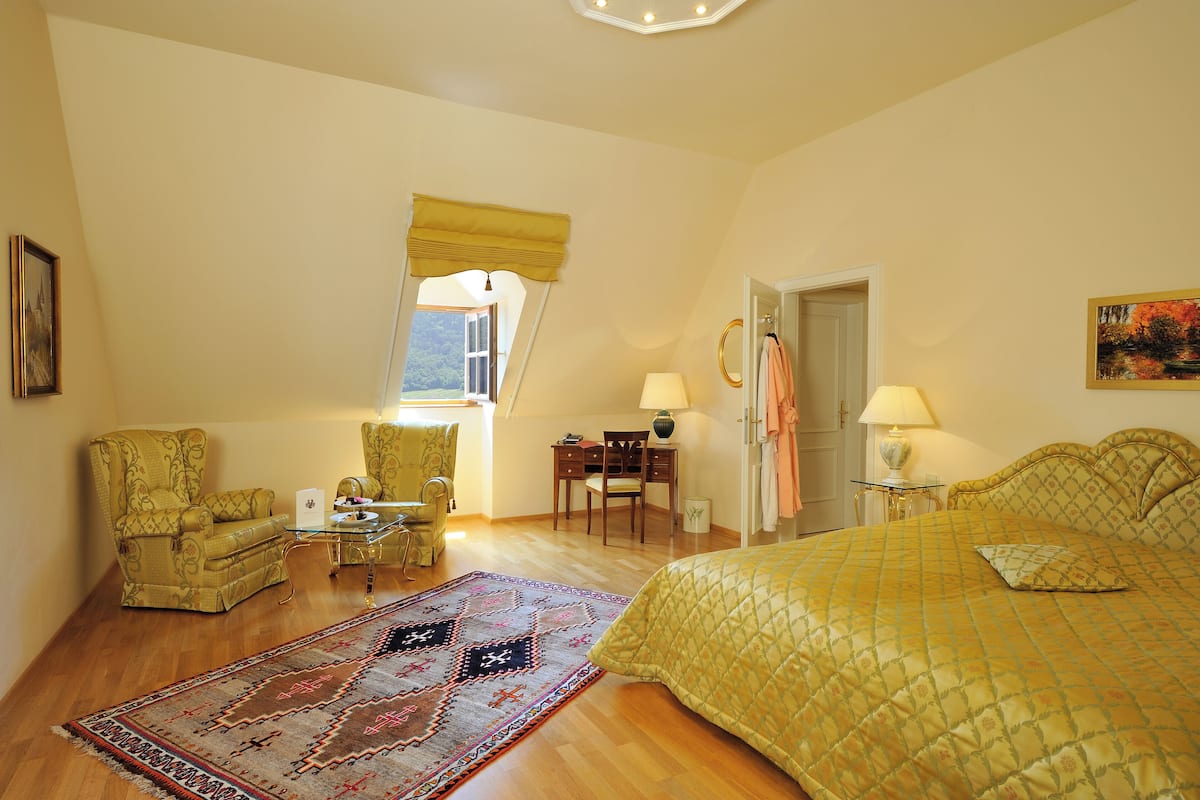 Junior-Suite, Flussblick (Country View) | Italienische Bettbezüge von Frette, hochwertige Bettwaren, Minibar