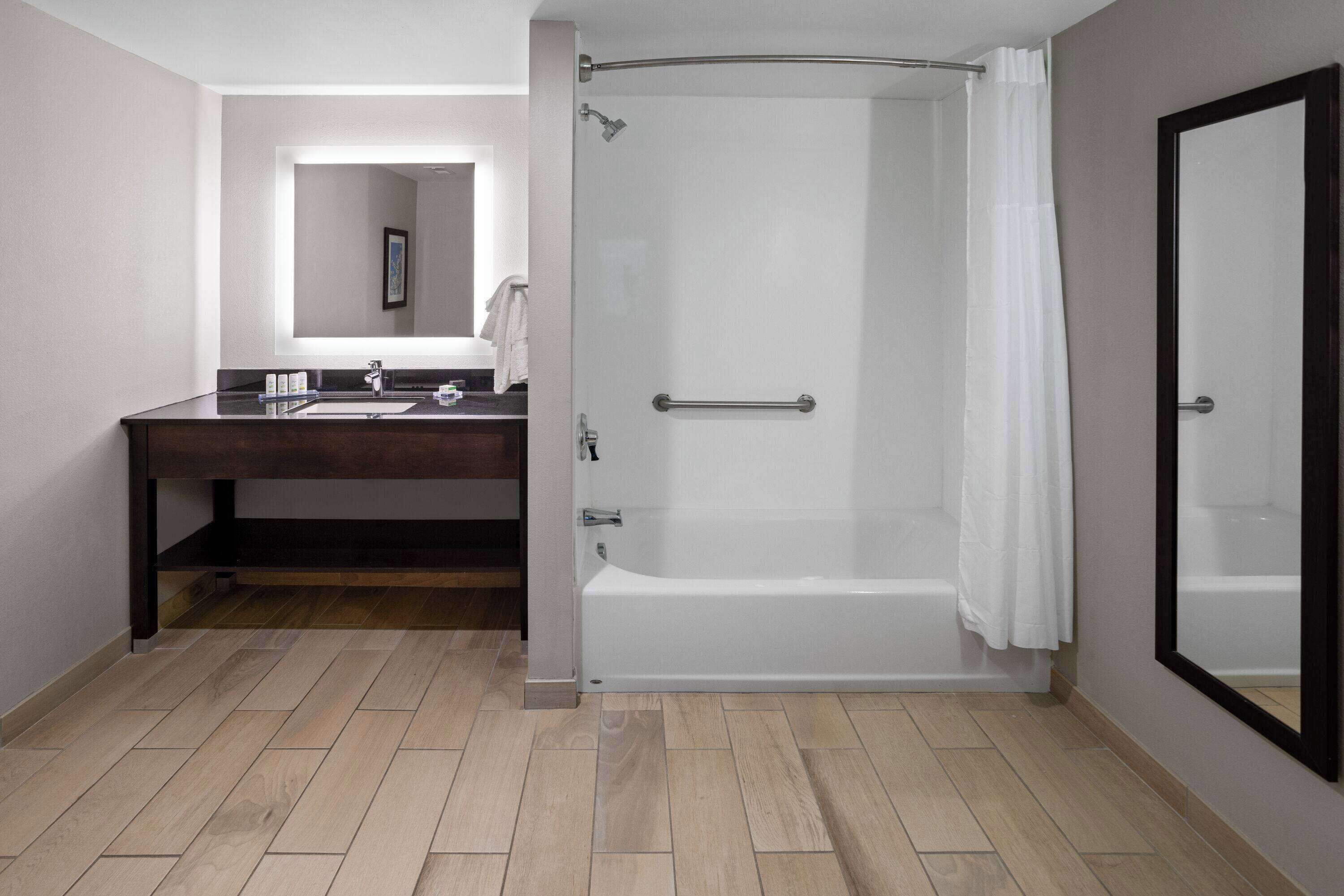 Combined shower/tub, free toiletries, hair dryer, towels