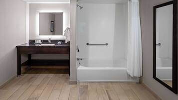 Combined shower/tub, free toiletries, hair dryer, towels