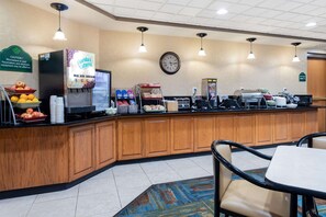 Free daily buffet breakfast  - Wingate by Wyndham Lima Downtown (Lima)
