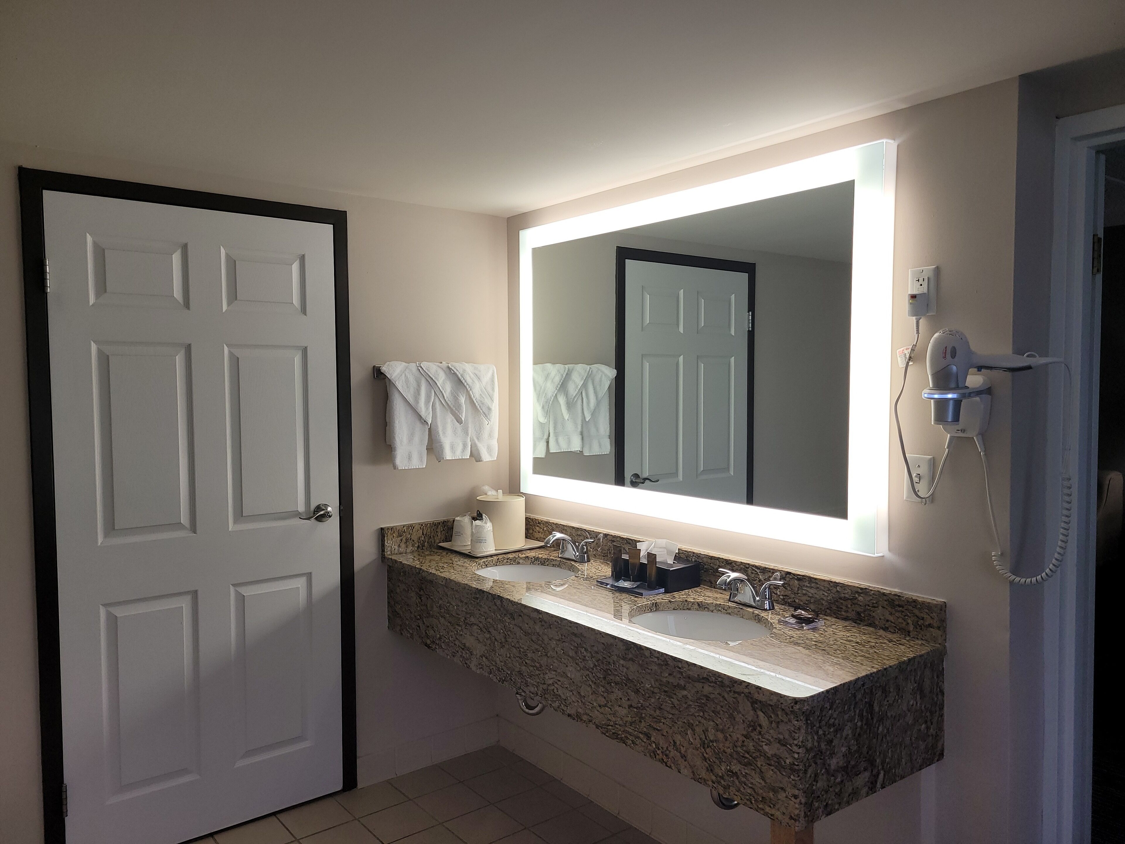 suite, 1 king bed, non smoking, hot tub | hypo-allergenic bedding, in-room safe, desk, laptop workspace