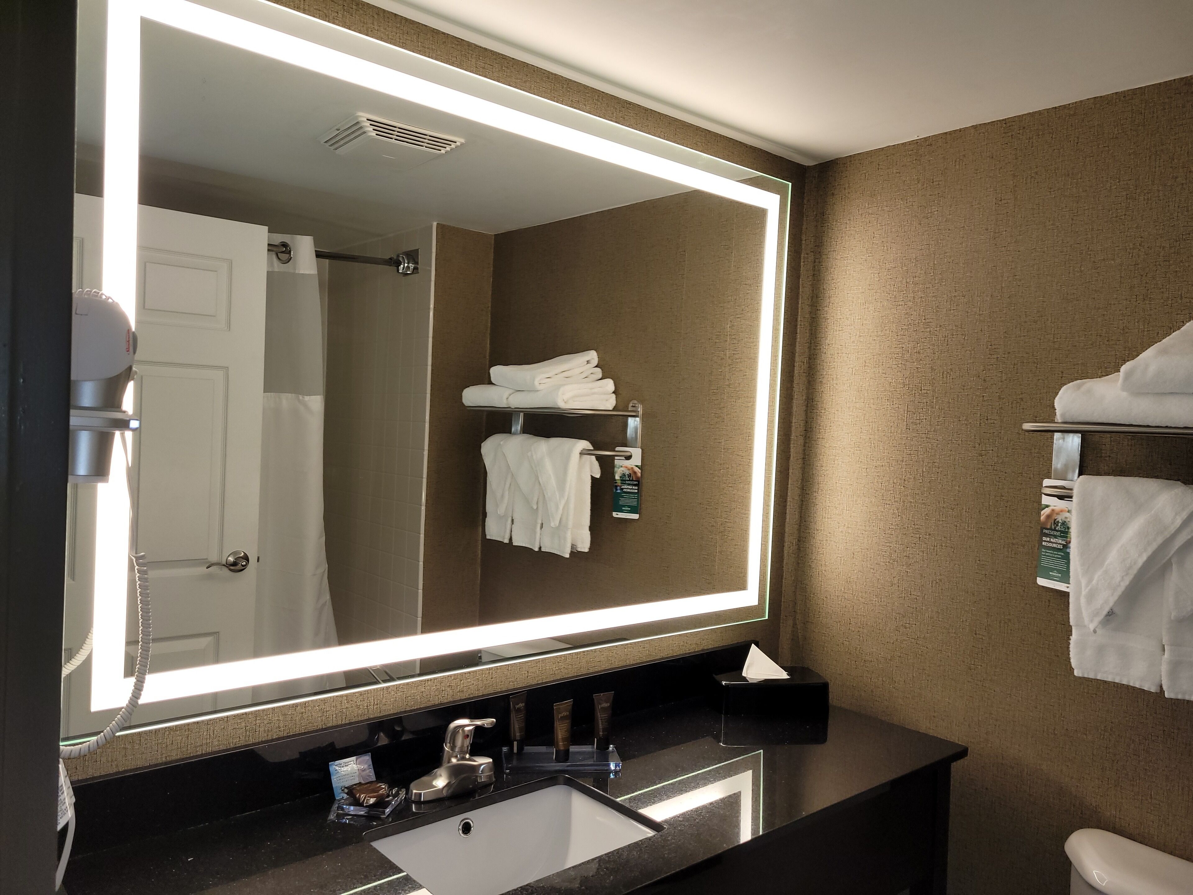 Combined shower/bathtub, free toiletries, hair dryer, towels