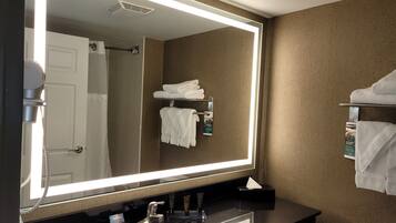 Combined shower/bathtub, free toiletries, hair dryer, towels