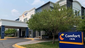 A Comfort Inn hotel with a modern facade, a covered entrance, and a signboard. - Comfort Inn Saint Paul East (Oakdale)