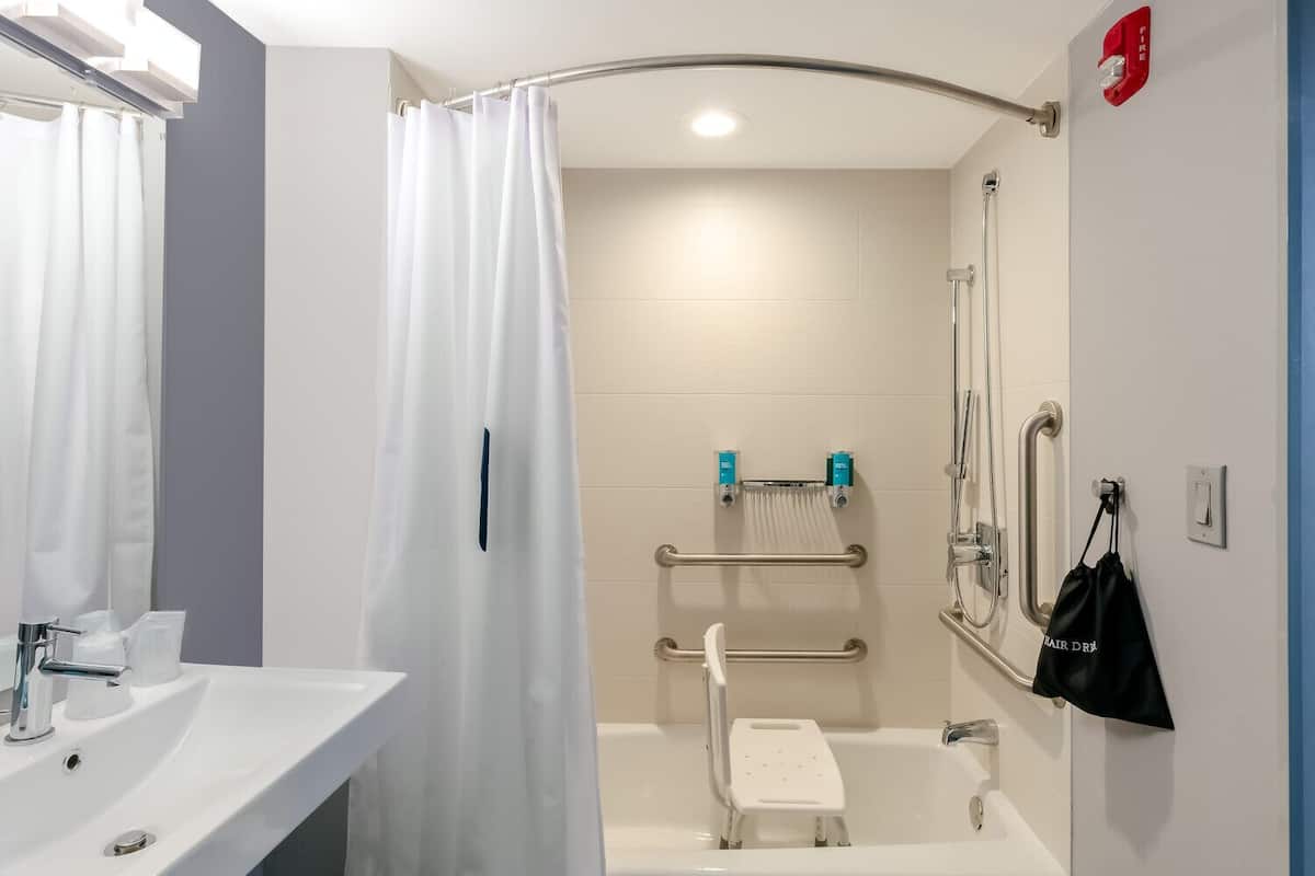 Ein modernes Badezimmer mit Dusche, Toilette und Waschbecken.