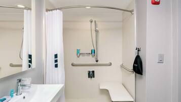 Chuveiro, produtos de toalete de grife, secador de cabelo