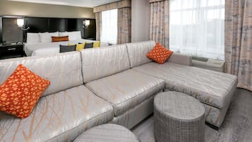 Studio Suite, 1 King Bed, Non Smoking, Jetted Tub | Premium bedding, in-room safe, desk, blackout drapes