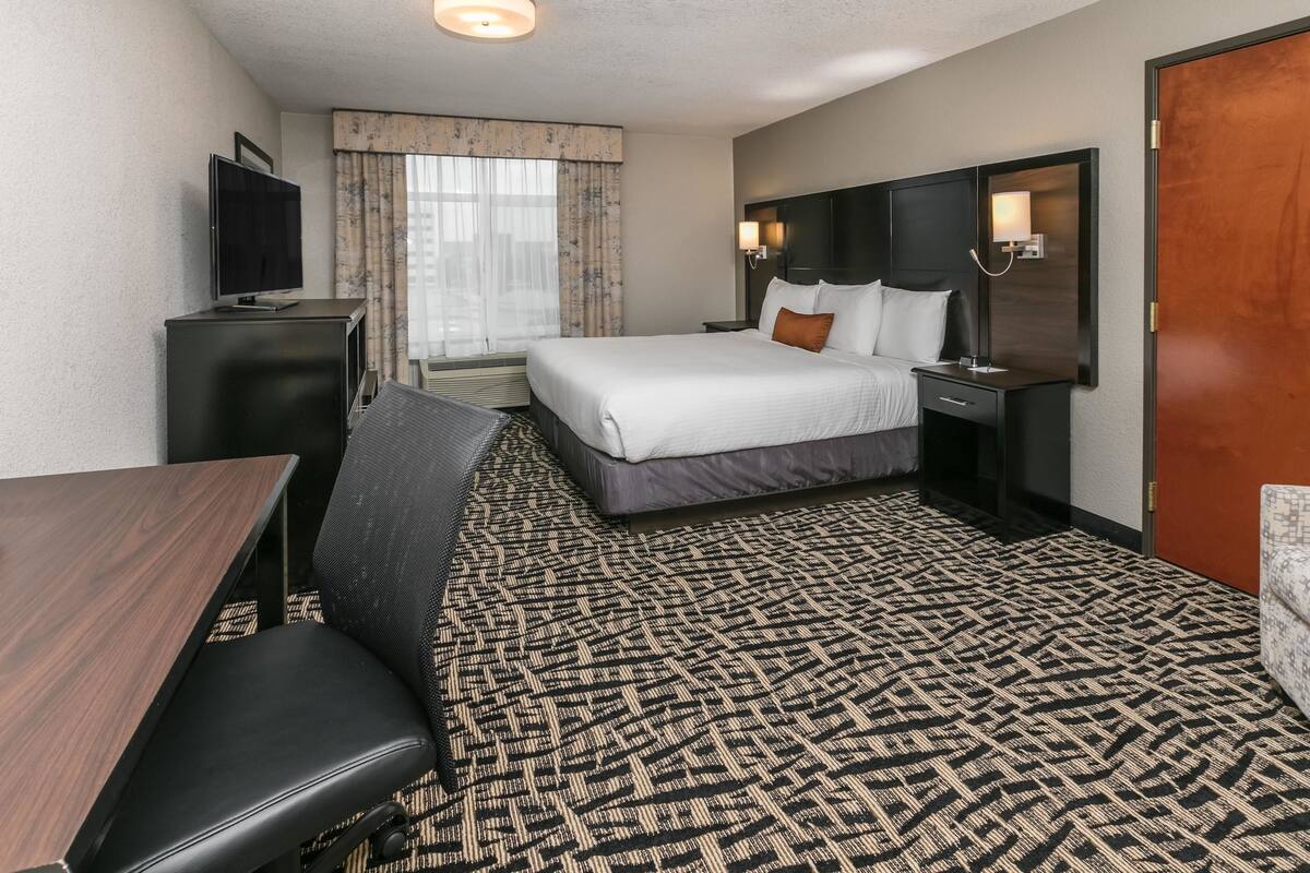 Premium bedding, in-room safe, desk, blackout drapes