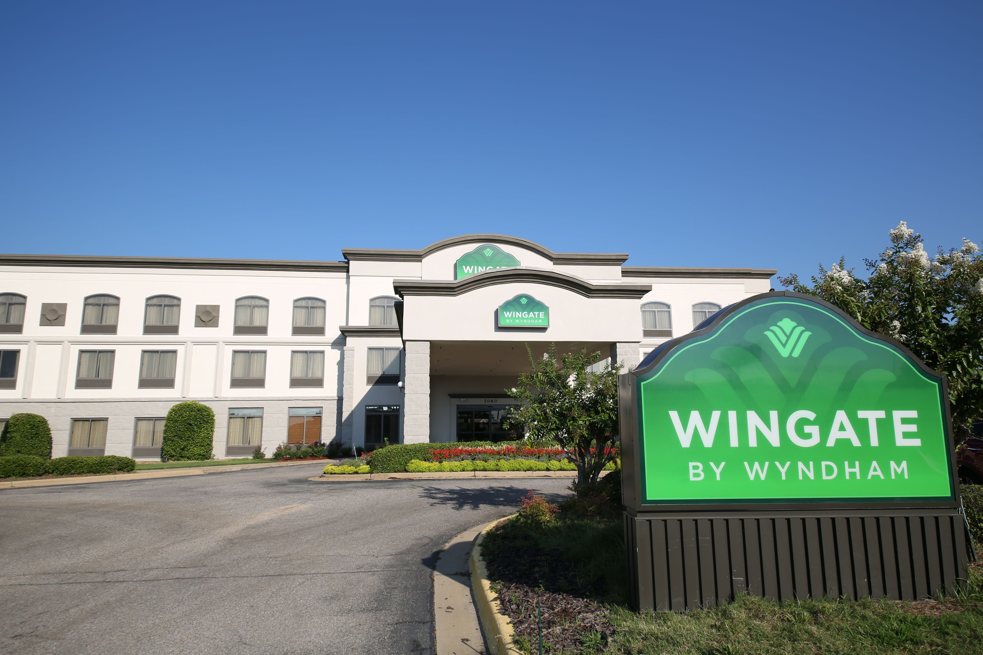 Un edifici amb una placa que diu "Wingate by Wyndham".