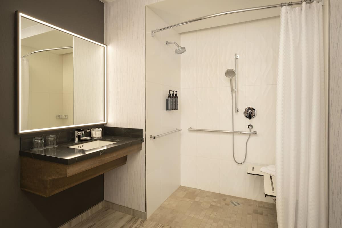 Separat badekar og bruser, designertoiletartikler, hårtørrer, badekåber