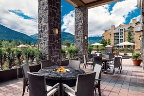 Hi ha 2 restaurants amb plats de cuina local i internacional 