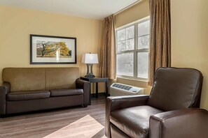 Lit avec matelas à plateau-coussin, bureau, rideaux d’obscurcissement